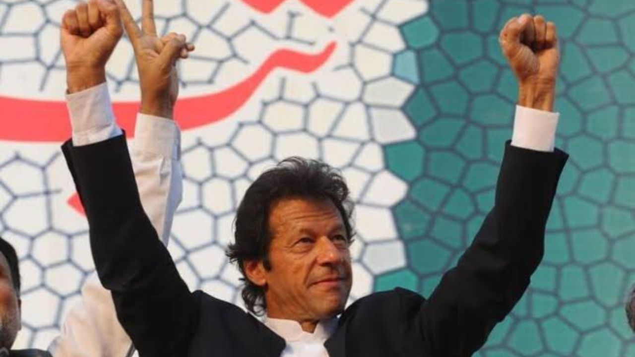 Imran Khan: উপ-নির্বাচনে একের পর এক 'ছক্কা', ৮ আসনে জিতে 'ক্যামবাকে'র বার্তা দিলেন ইমরান