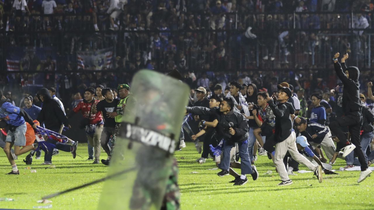 Indonesia Football Stampede: ইন্দোনেশিয়ায় এমন ঘটনা ঘটল কেন?
