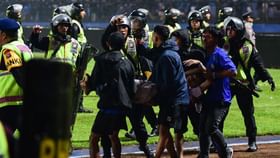 Indonesia Football Stampede: ৩২ শিশু মৃত মাঠে, ভয়াবহ স্মৃতি বয়ে বেড়াচ্ছে ইন্দোনেশিয়া! Indonesia Football Stampede: ৩২ শিশু মৃত মাঠে, ভয়াবহ স্মৃতি বয়ে বেড়াচ্ছে ইন্দোনেশিয়া!