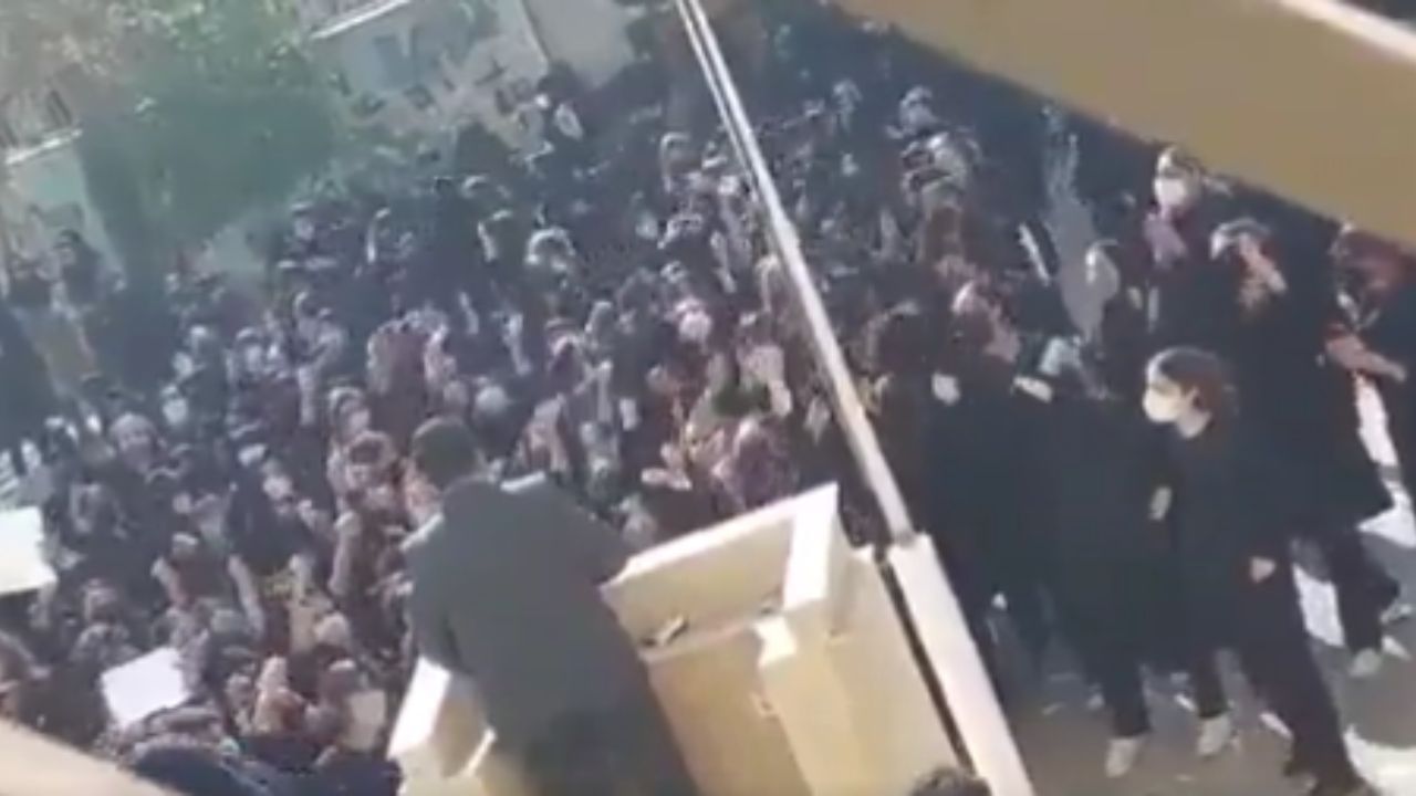 Iran Protest: গর্জে উঠল ইরানের পড়ুয়ারাও, প্য়ারামিলিটারির সদস্য মঞ্চে উঠতেই স্লোগান, হাওয়ায় উড়ল হিজাব