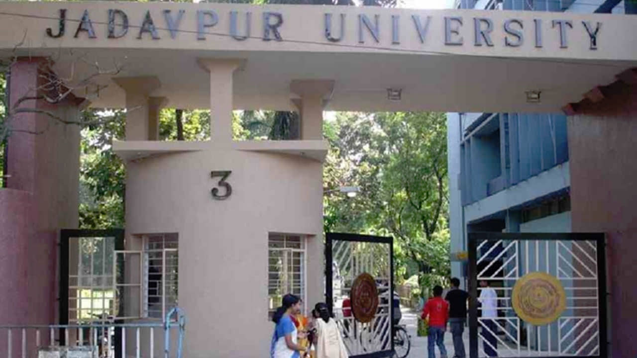 Jadavpur University: স্রেফ একটা নোটিস বোর্ড, বহিরাগতদের প্রবেশ রুখতে এটুকুই! বিতর্ক যাদবপুরে