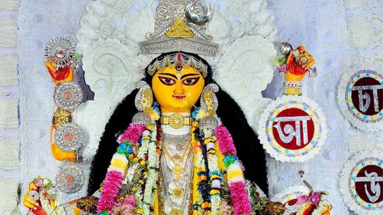 Jagadhatri Puja 2022: ৩০০ বছর ধরে একই নিয়মে পুজো হয়ে আসছে চন্দননগরের এই পুজো! রইল কিছু অজানা তথ্য Jagadhatri Puja 2022: ৩০০ বছর ধরে একই নিয়মে পুজো হয়ে আসছে চন্দননগরের এই পুজো! রইল কিছু অজানা তথ্য
