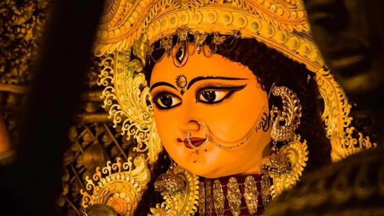 Jagadhatri Puja 2022: শুরু হল আলোর শহরের সেরা পুজো! হৈমন্তিকার সিংহ বাহনের তলায় হাতি কেন?