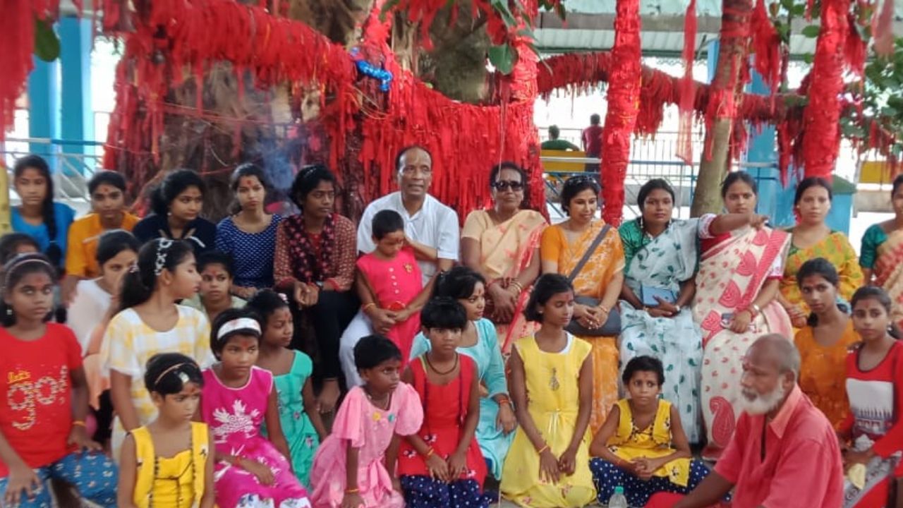 Durga Puja: ৫০ জন 'নাতনি'কে নিয়ে পুুজোয় ঘুরতে বেরোলেন 'দাদু'