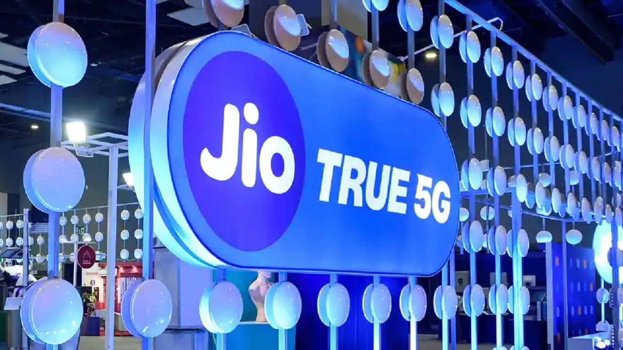 Jio 5G Welcome Offer: রিলায়েন্স জিও ব্যবহার করেন? 1gbps+ স্পিডে 5G নেটওয়ার্কের সুবিধা নিতে কী করবেন?
