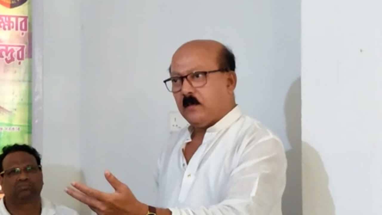 Kalna TMC: আমার ছেলে স্মার্ট, সরকারি স্কুলের মান নিয়ে প্রশ্ন তুললেন খোদ পুরপিতা