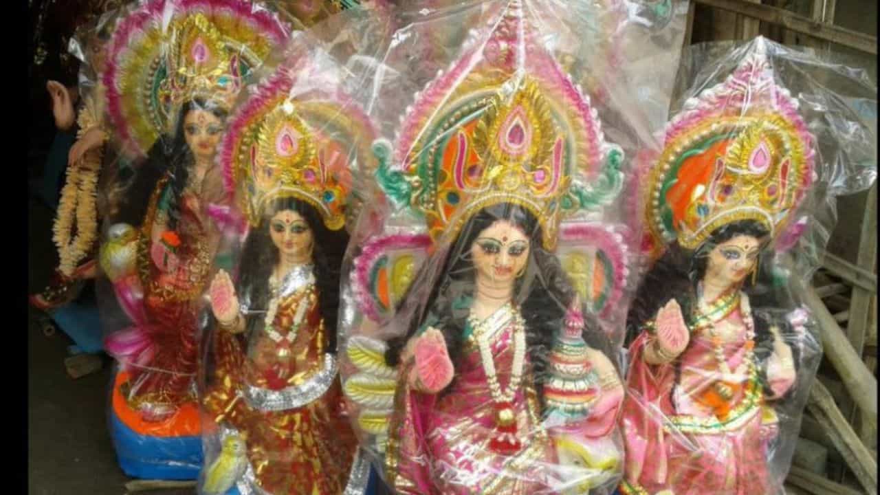 Kojagari Lakshmi Puja 2022: সৌভাগ্য ফেরাতে কোজাগরী লক্ষ্মীপুজো করা জরুরি, জেনে নিন এবারের নির্ঘণ্ট Kojagari Lakshmi Puja 2022: সৌভাগ্য ফেরাতে কোজাগরী লক্ষ্মীপুজো করা জরুরি, জেনে নিন এবারের নির্ঘণ্ট