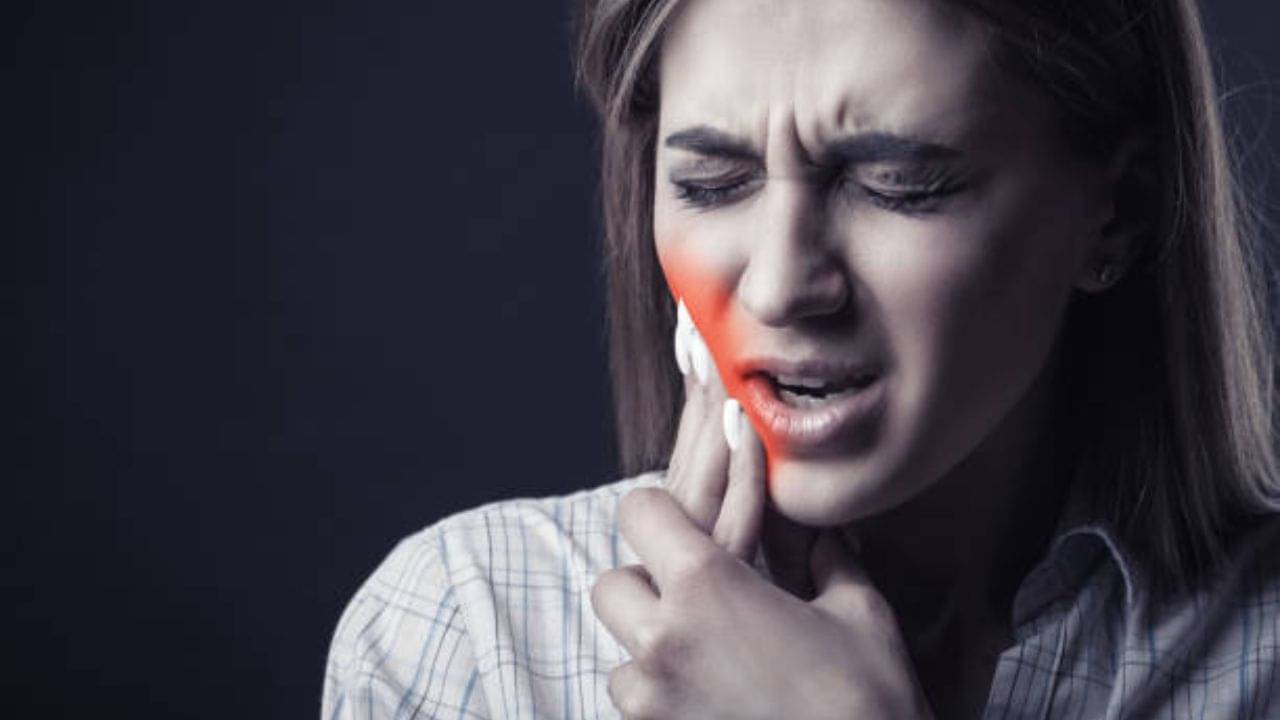 Toothache At Night: উৎসবের মরশুমে ভোগান্তি দাঁতে ব্যথায়? হাতের সামনে রাখুন চটজলদি এই টোটকা