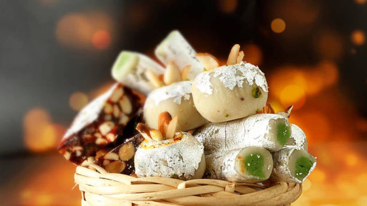 Diwali Special Sweets: আলোর পাশাপাশি দীপাবলি মিষ্টির উৎসবও, কোন রাজ্যে কেমন মিষ্টি বানানো হয় জানেন?