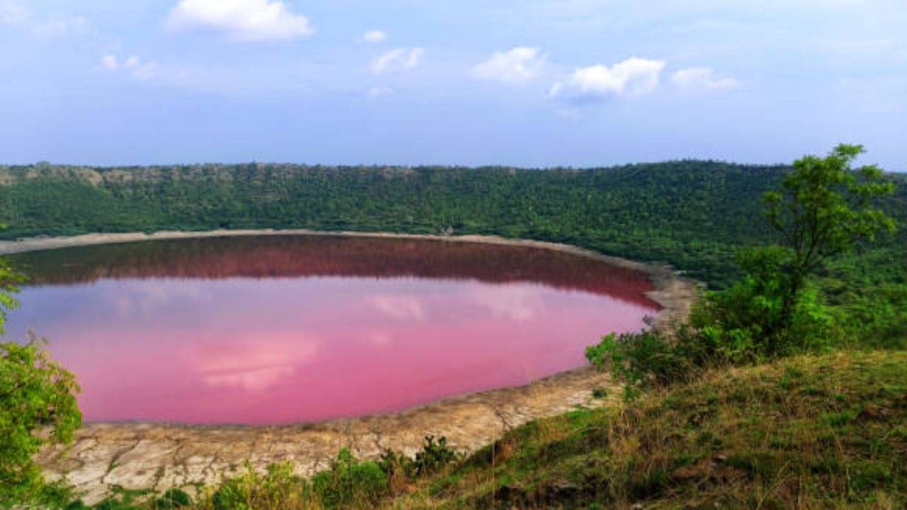 Lonar Lake: রাতারাতি বদলে গিয়েছে জলের রঙ, স্বাদ! রহস্যে ঘেরা এই লোনার হ্রদ ভারতের কোথায় অবস্থিত জানেন?
