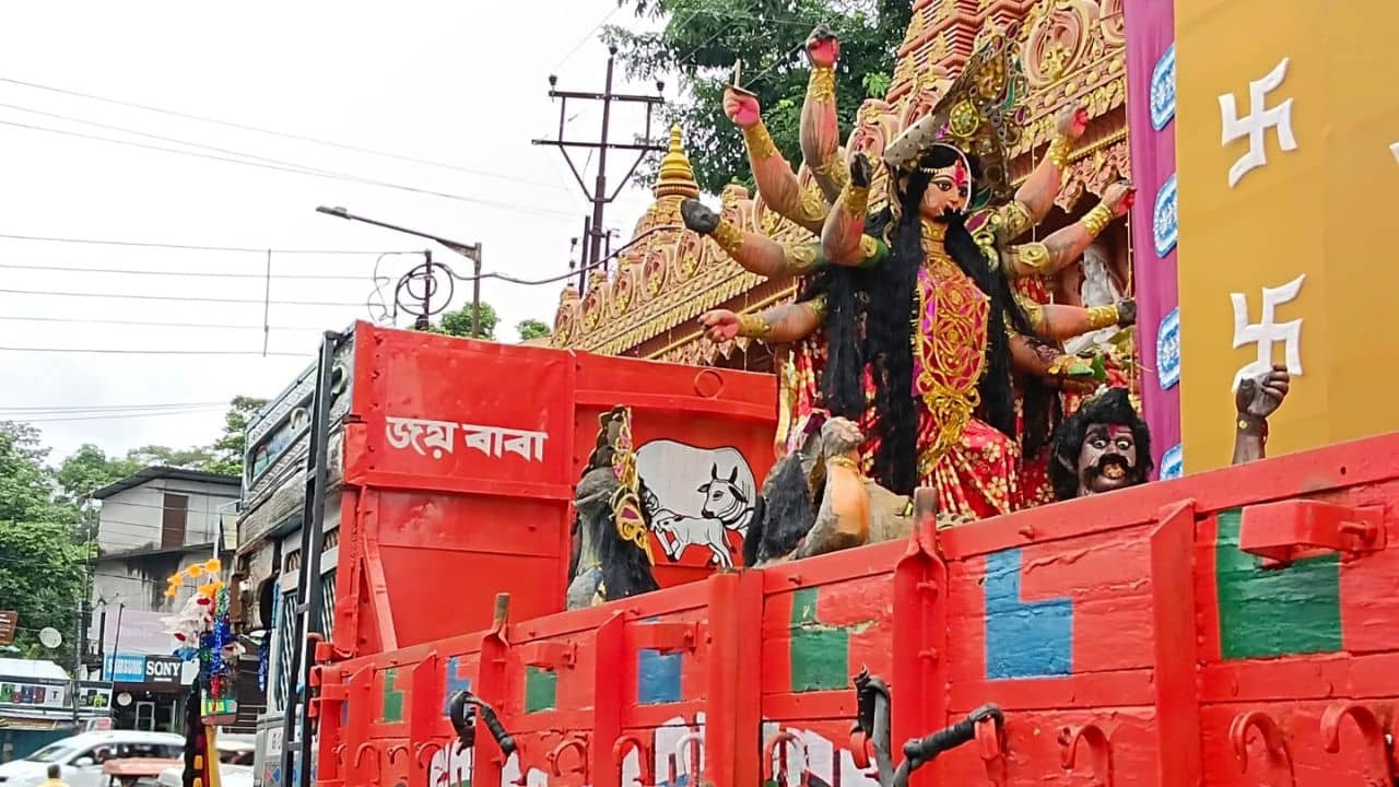 Death during immersion: বন্ধ দোকানপাট, হয়নি নিরঞ্জন,  মাল বাজারের রাস্তায় ঠায় দাঁড়িয়ে মা