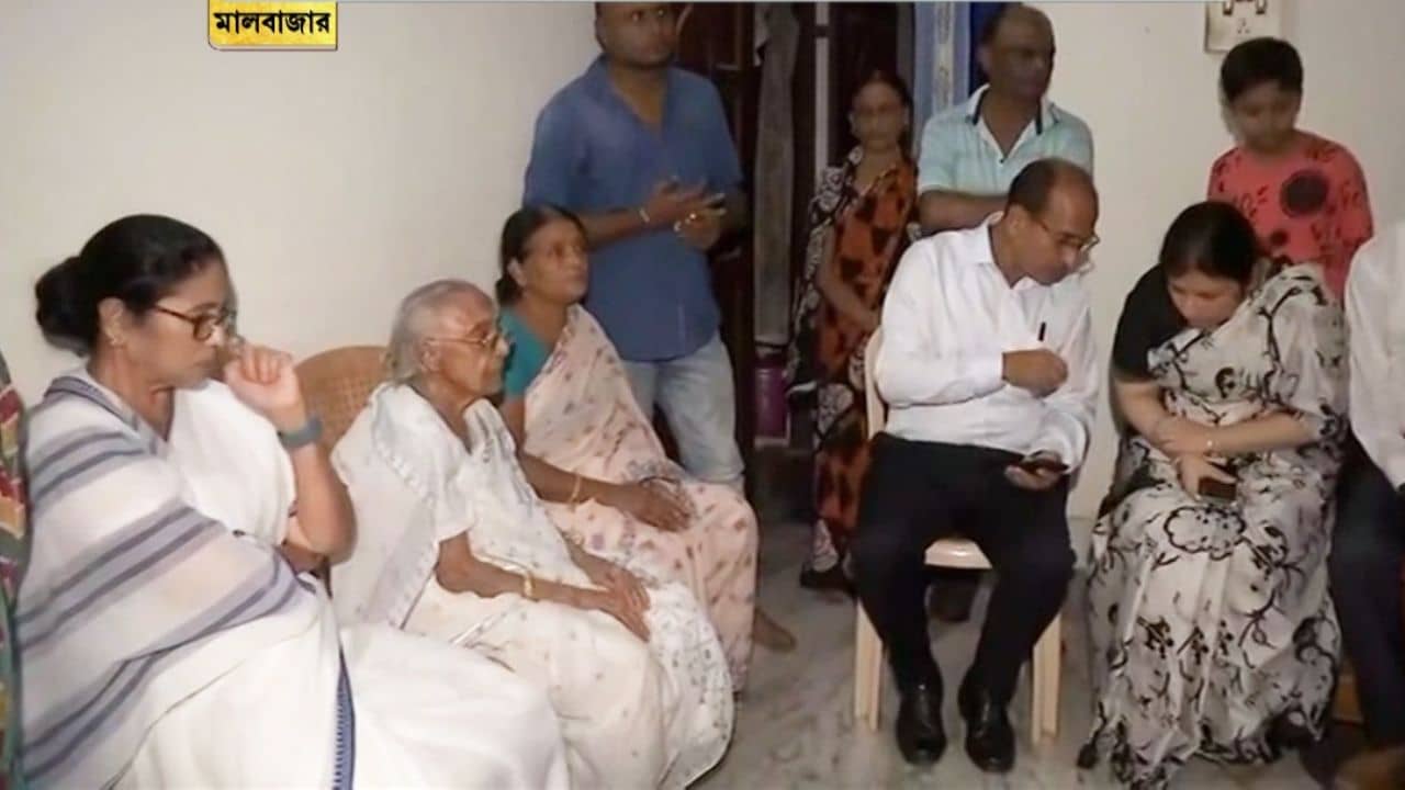 Mamata in Malbazar: জল কোথা থেকে এল, তা পরে তদন্তে বেরোবে, মালবাজারে মৃতদের বাড়ি ঘুরে বললেন মমতা