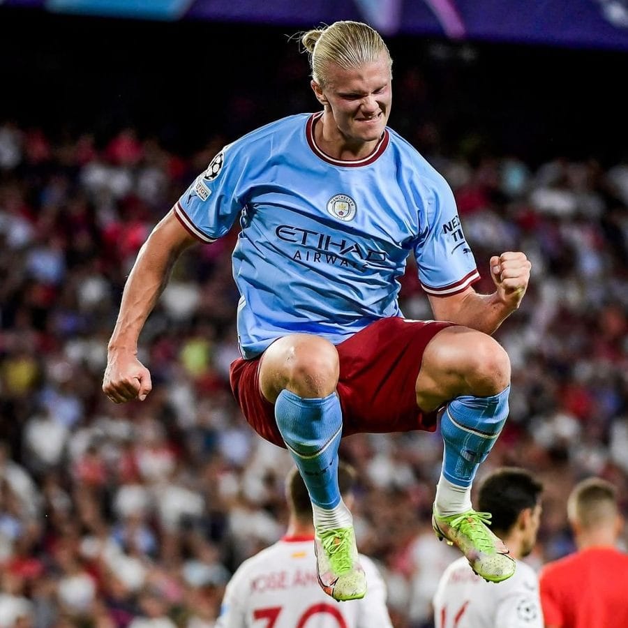 হালান্ডকে নিষিদ্ধ করতে চান মূলত ম্যাঞ্চেস্টার ইউনাইটেডের সমর্থকরা। 'Ten Hag's Reds' নামে একটি অ্যাকাউন্ট থেকে পিটিশন দিয়ে হালান্ডকে ফুটবল থেকে নিষিদ্ধ করার চেষ্টা চলছে। গত রবিবার ম্যাঞ্চেস্টার ডার্বিতে হ্যাটট্রিক করেন হালান্ড। তারপরই রেড ডেভিল সমর্থকদের চক্ষুশূল হয়ে উঠেছেন নরওয়ের ফুটবলার।