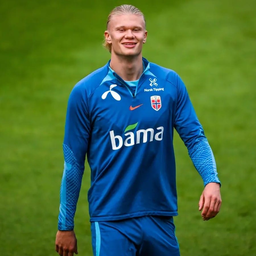 ইংলিশ প্রিমিয়র লিগের সমর্থকদের বক্তব্য, ম্যান সিটির স্ট্রাইকার রক্তমাংসের মানুষ নন। ও রোবট। তাই হালান্ডকে প্রিমিয়র লিগে খেলতে দেওয়া যাবে না। এমনকী অ্যাসোসিয়েশন ফুটবল থেকেও তাঁকে নিষিদ্ধ করার দাবি তোলা হয়েছে। এই দাবিতে চলছে সই সংগ্রহ। 