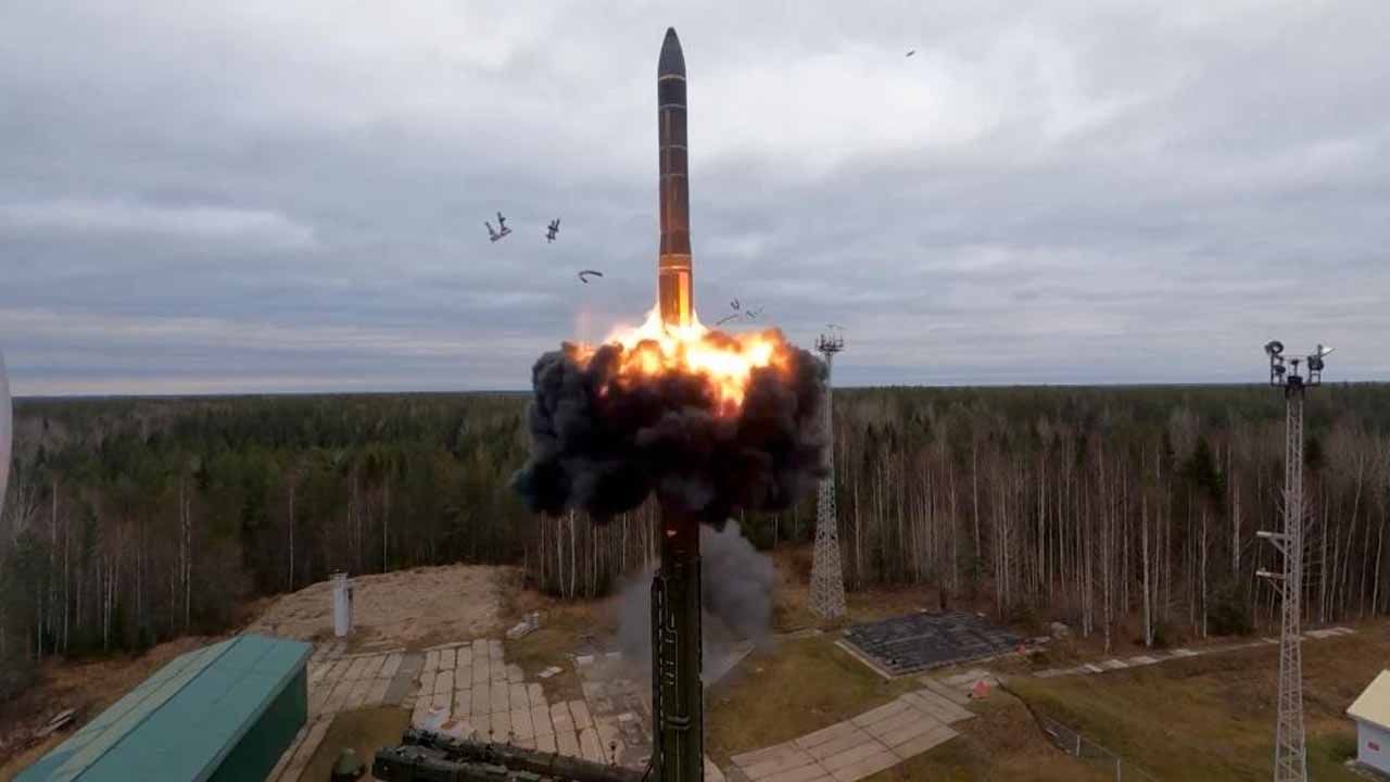 Russia ballistic missile: নিক্ষেপ করা হল ব্যালিস্টিক মিসাইল, ‘ডার্টি বম্ব’ নিয়ে উদ্বেগ প্রকাশের পরই কী পদক্ষেপ রাশিয়ার?