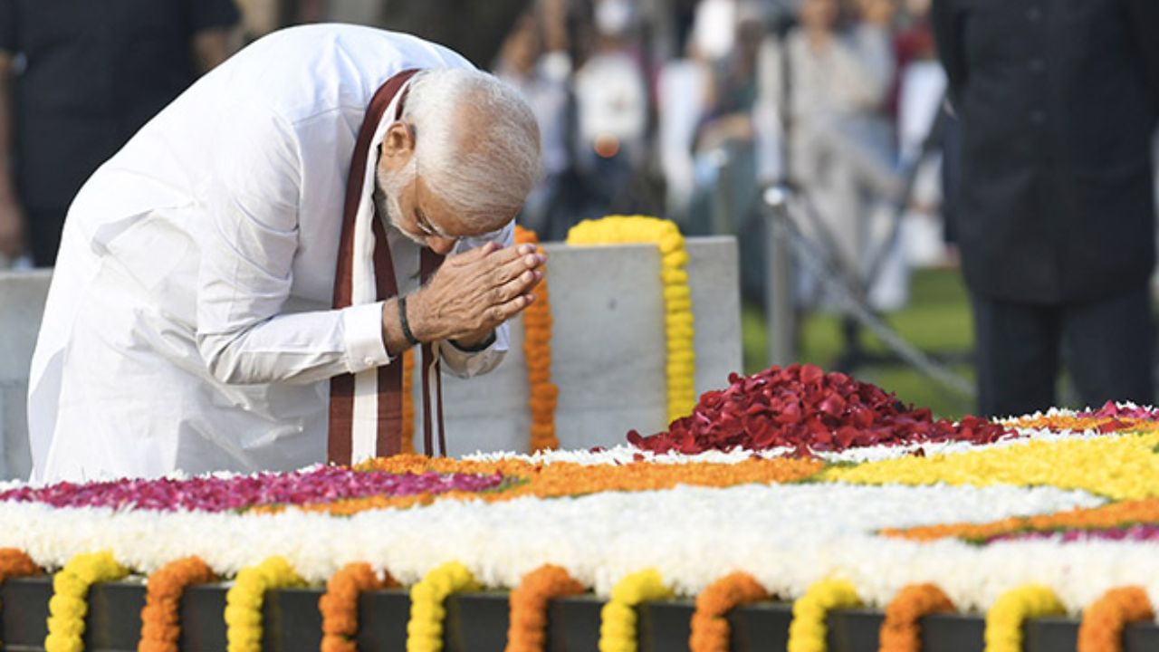 PM Modi: রাজঘাটে গিয়ে মহাত্মাকে শ্রদ্ধার্ঘ্য, লাল বাহাদুর শাস্ত্রীর ছবির গ্যালারির উদ্বোধন প্রধানমন্ত্রীর