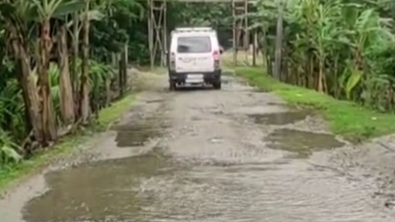 Jalpaiguri damage Road: ডোবা না রাস্তা বোঝা দায়, অল্প বৃষ্টিতেই জল জমে ভোগান্তি বাড়ায় হাজার-হাজার মানুষের