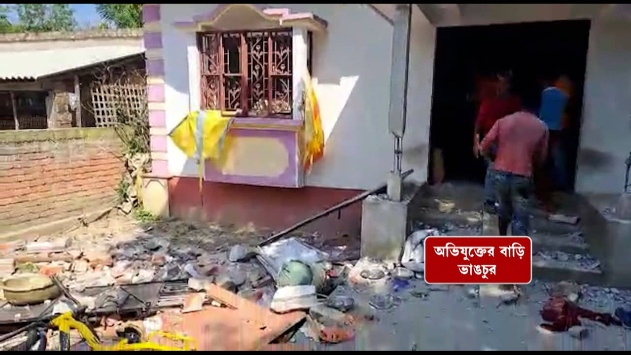 Naihati TMC Worker Murder:  প্রতিবাদী ছেলের খুনে ফুঁসছে নৈহাটি, ভয় কাটিয়ে এলাকার ত্রাসের বাড়িতেই বেপরোয়া ভাঙচুর এলাকাবাসীর