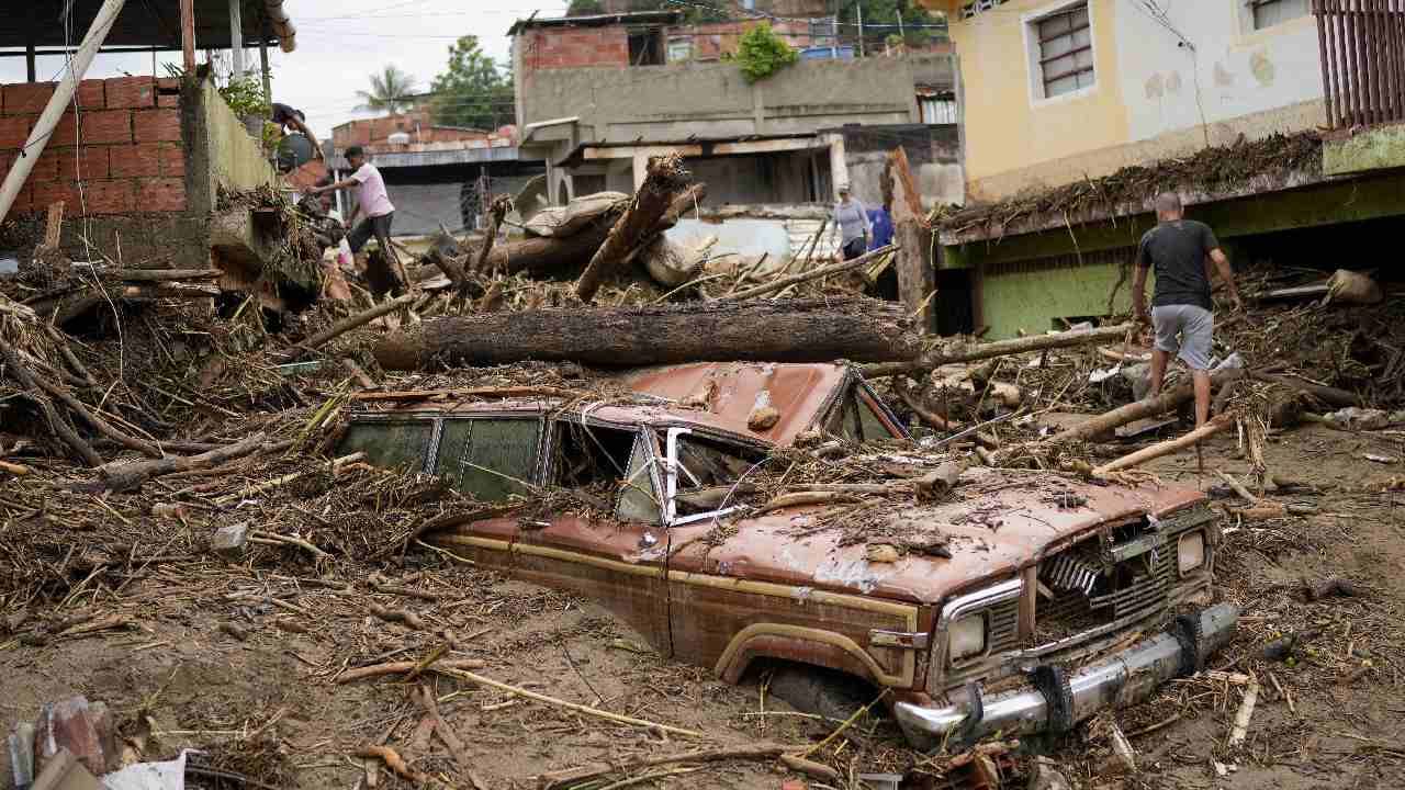 Venezuela Floods: হাত ছাড়িয়ে ভেসে গেল বউ-ছেলে! ভয়াবহ বন্যার বলি অন্তত ২৫, খোঁজ নেই ৫২ জনের