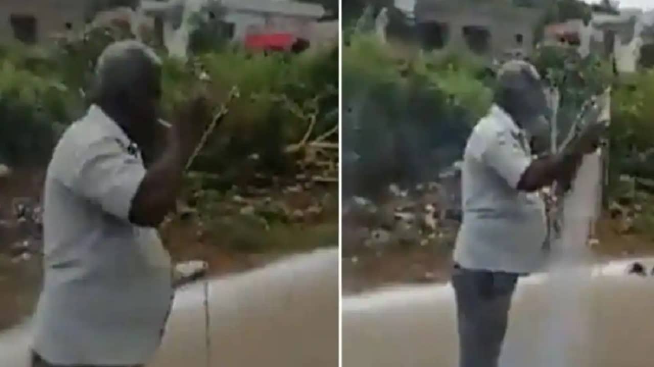 Firecrackers From Cigarette: মুখে তাঁর সিগারেট, সেই আগুনেই একের পর এক রকেট ফাটাচ্ছেন বয়স্ক ব্যক্তি