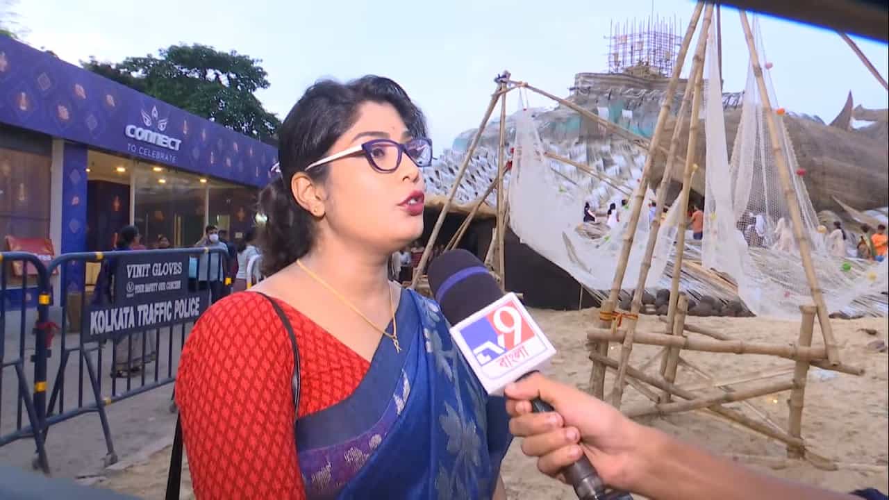 Durga Puja: চাকরির পর প্রথম পুজো প্রিয়ঙ্কার, মুখে হাসি, তবু ভুলতে পারছেন না সহযোদ্ধাদের Durga Puja: চাকরির পর প্রথম পুজো প্রিয়ঙ্কার, মুখে হাসি, তবু ভুলতে পারছেন না সহযোদ্ধাদের