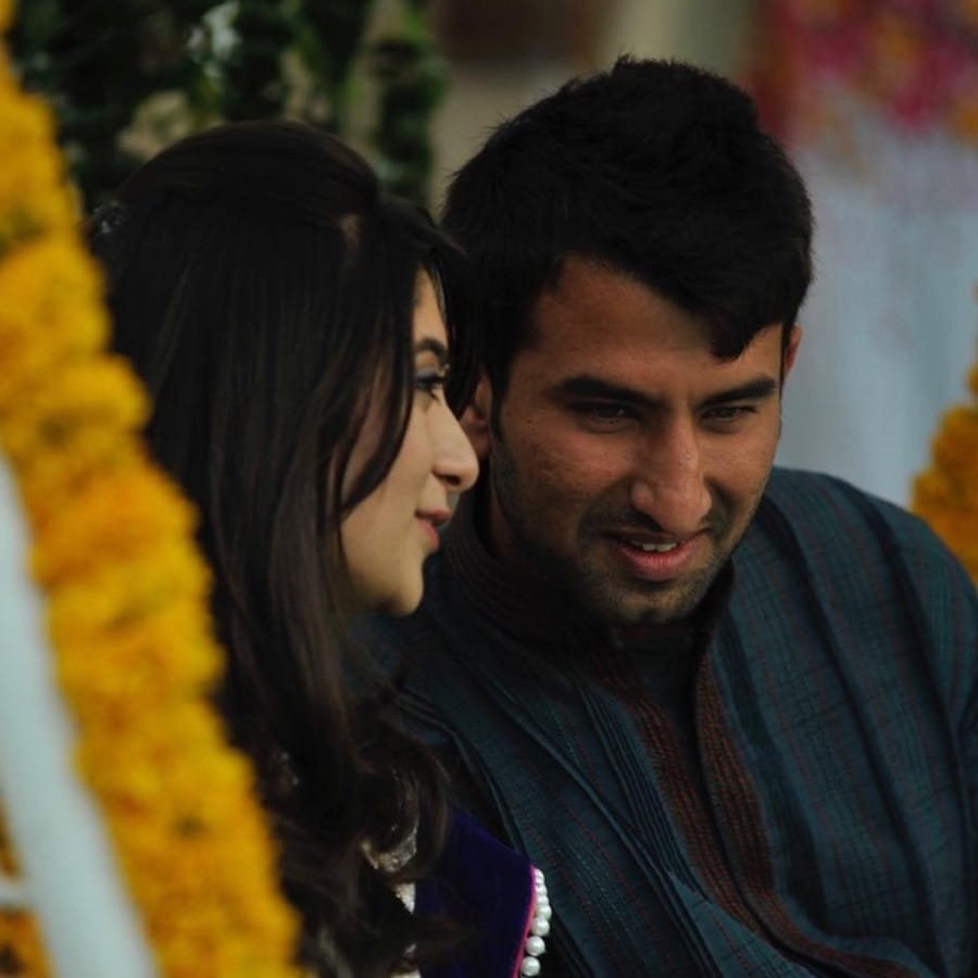 পূজার গুজরাটের জামনগরের বাড়িতে মা ও বাবাকে নিয়ে মেয়ে দেখতে যান লাজুক স্বভাবের চেতেশ্বর। এরপরের গল্পের সঙ্গে সিনেমার মিল পাবেন। দু'জনকে আলাদাভাবে কথা বলার জন্য অন্য একটি ঘরে পাঠানো হয়। দু ঘণ্টা ধরে দু'জনে মিলে কথা বলেছিলেন। সেদিনই একে অপরের সঙ্গে ঘর বাঁধার অঙ্গীকার করে নেন পূজা-পূজারা।(ছবি:টুইটার)