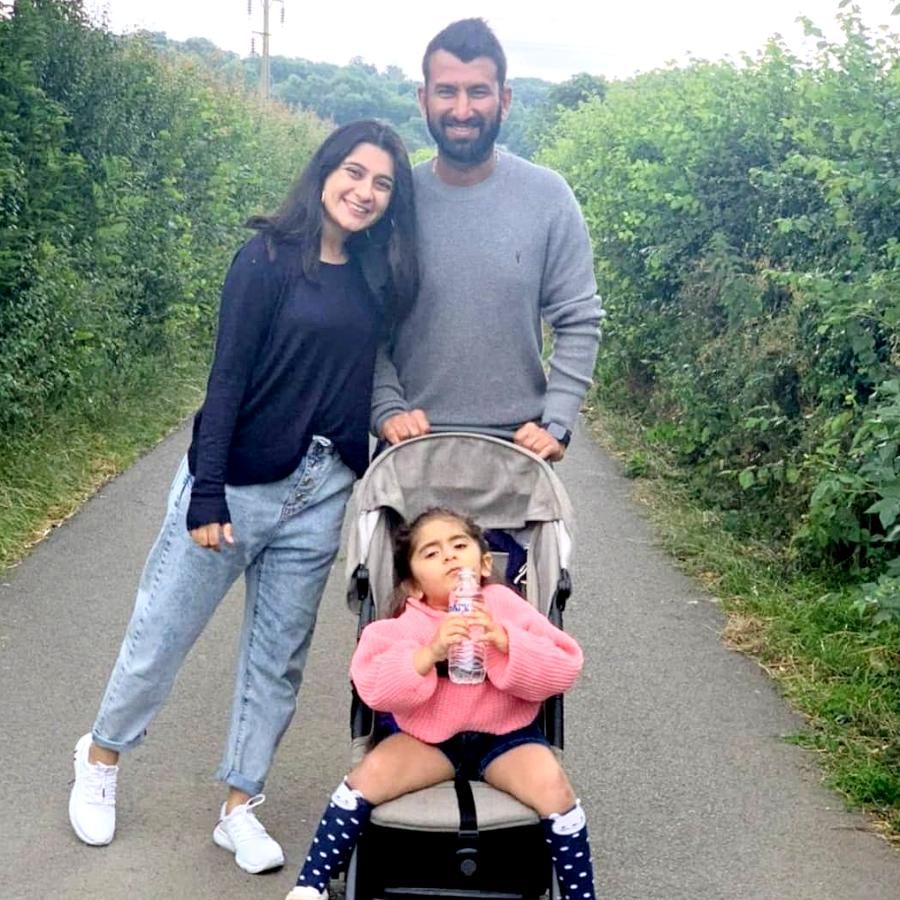 মাসখানেক বাদেই চেতেশ্বর-পূজার বিয়ের দশবছর পূর্ণ হবে। এরই মধ্যে পূজারা পরিবারের ঘর আলো করে এসেছে ছোট্ট অদিতি। খারাপ ফর্ম নিয়ে যুঝতে থাকা স্বামীর পাশে সবসময় থেকেছেন পূজা। উৎসাহ জুগিয়েছেন সর্বদা। সেই সমর্থনের জোরেই জাতীয় দল থেকে ব্রাত্য পূজারা ইংলিশ কাউন্টিতে রানের পাহাড় খাড়া করেছেন।(ছবি:টুইটার)