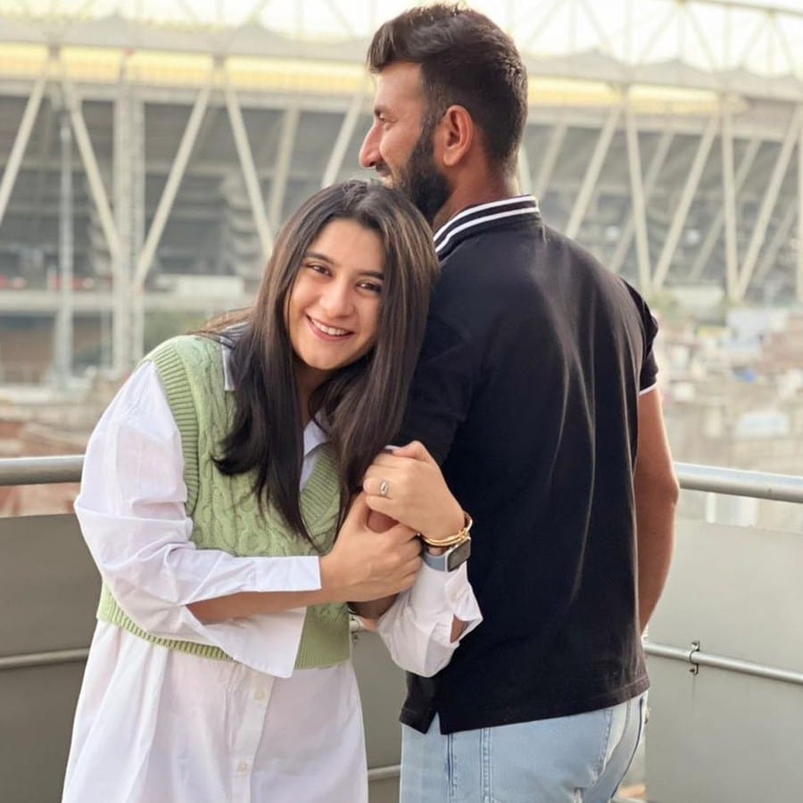 মিঞা-বিবি রাজি তো ক্যায়া করেগা...বিয়েতে আর দেরি করেননি। ২০১২ সালের ১৬ নভেম্বর সাতপাকে বাঁধা পড়েন দু'জনে। রিসেপসনে আমন্ত্রিত ছিল পুরো ভারতীয় দল। যদিও অস্ট্রেলিয়ার বিরুদ্ধে সিরিজের প্রস্তুতিতে মগ্ন ভারতীয় দল বৌভাতে যেতে পারেনি।(ছবি:টুইটার)