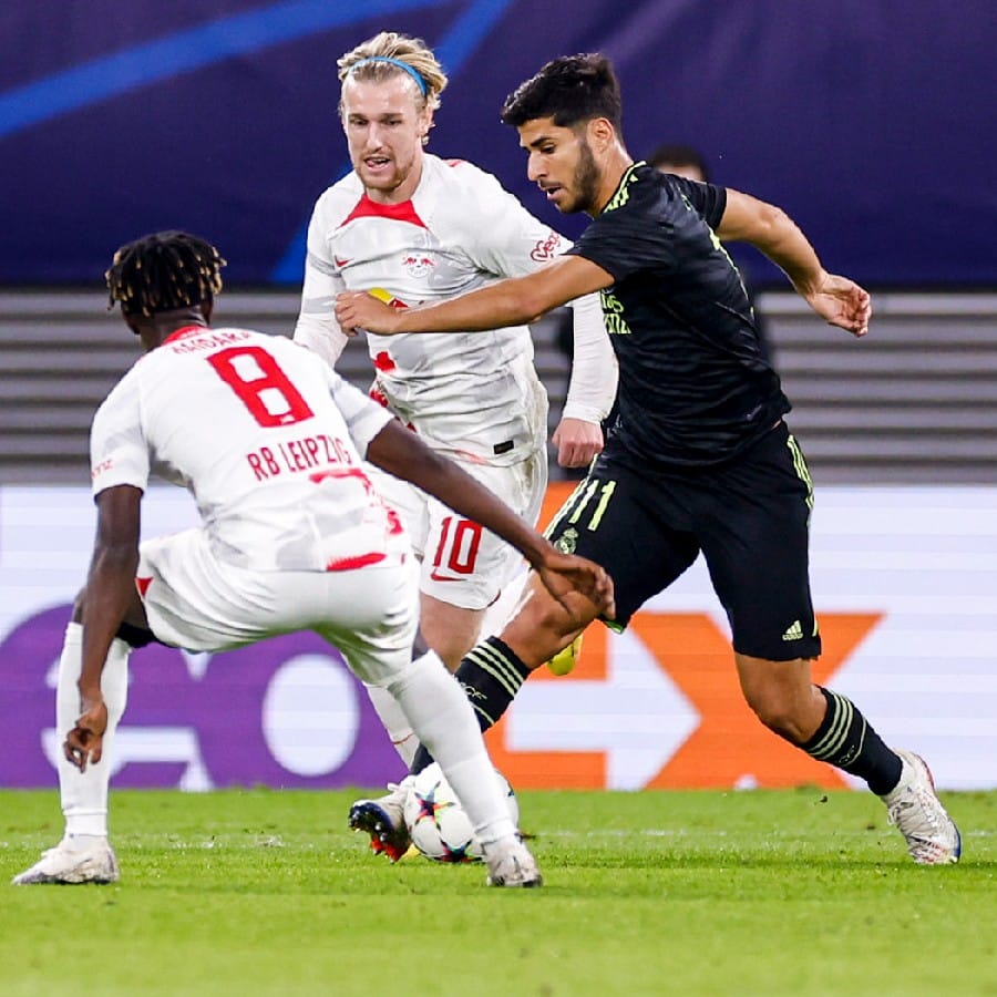 আরবি লিপজিগের (RB Leipzig) ঘরের মাঠে চ্যাম্পিয়ন্স লিগের (Champions League) গ্রুপ পর্বের ম্যাচে ৩-২ ব্যবধানে হেরেছে রিয়াল মাদ্রিদ (Real Madrid)। লিপজিগের বিরুদ্ধে এফ গ্রুপের ম্যাচে কার্লো আনচেলত্তির দল তিন তারকা করিম বেঞ্জেমা, ফেদে ভালভার্দে ও লুকা মদ্রিচকে ছাড়াই নেমেছিল। ইউরোপীয়ান চ্যাম্পিয়ন রিয়াল মরসুমে এই প্রথম বার হারল।