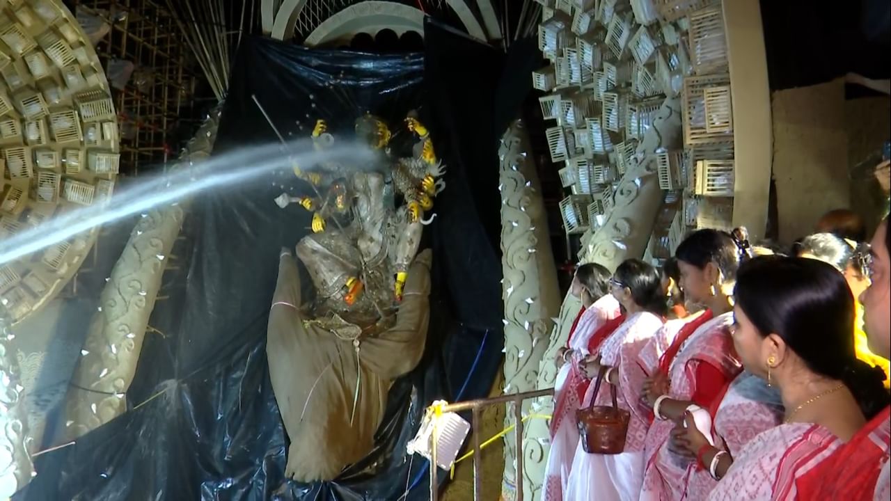 Durga Puja 2022: চোখের জলে মণ্ডপেই বিসর্জন রাজডাঙার দুর্গার, হোসপাইপের জলে গলানো হল প্রতিমা