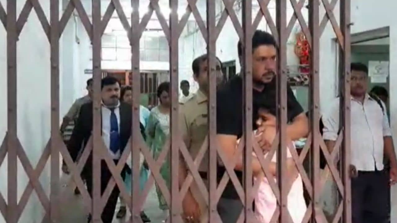 Raju Sahani: অন্তবর্তী জামিনে কর্মস্থলে ফিরলেন হালিশহরের চেয়ারম্যান রাজু সাহানি