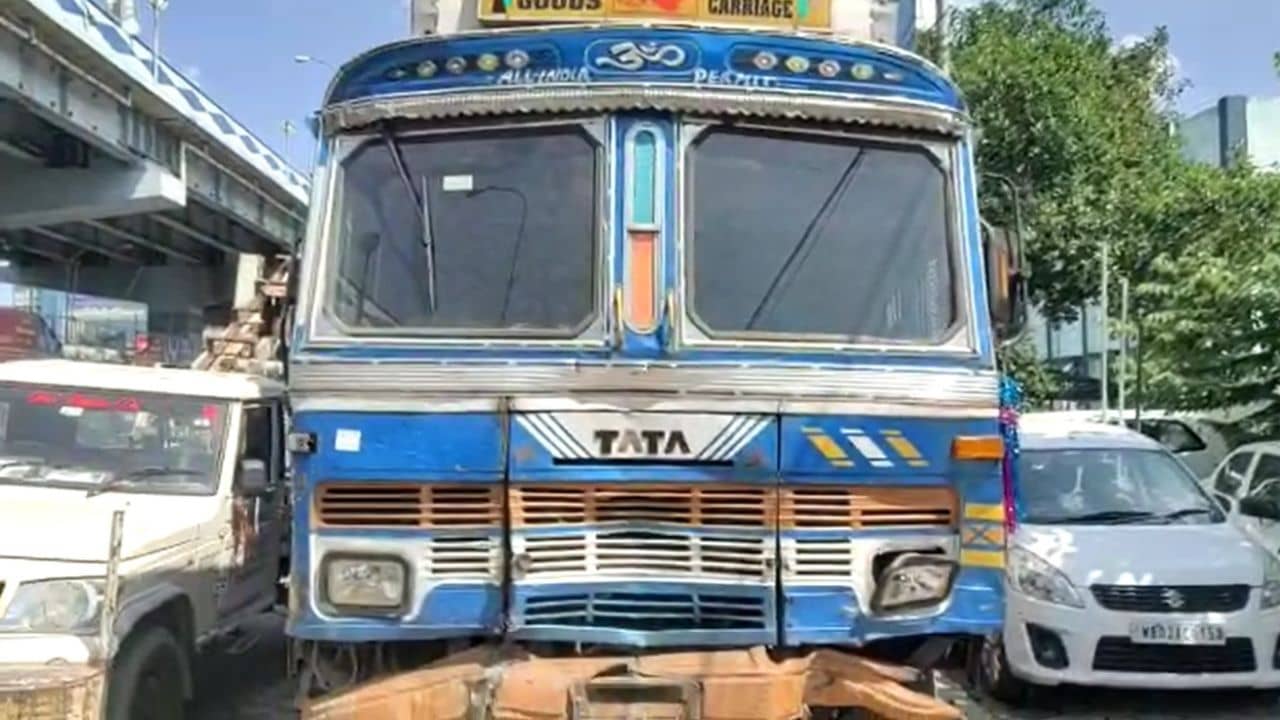 Road Accident: বাইক আরোহীর পা পিষে বেরিয়ে গেল ট্রাক, কেষ্টপুরে সাতসকালে পথ দুর্ঘটনা