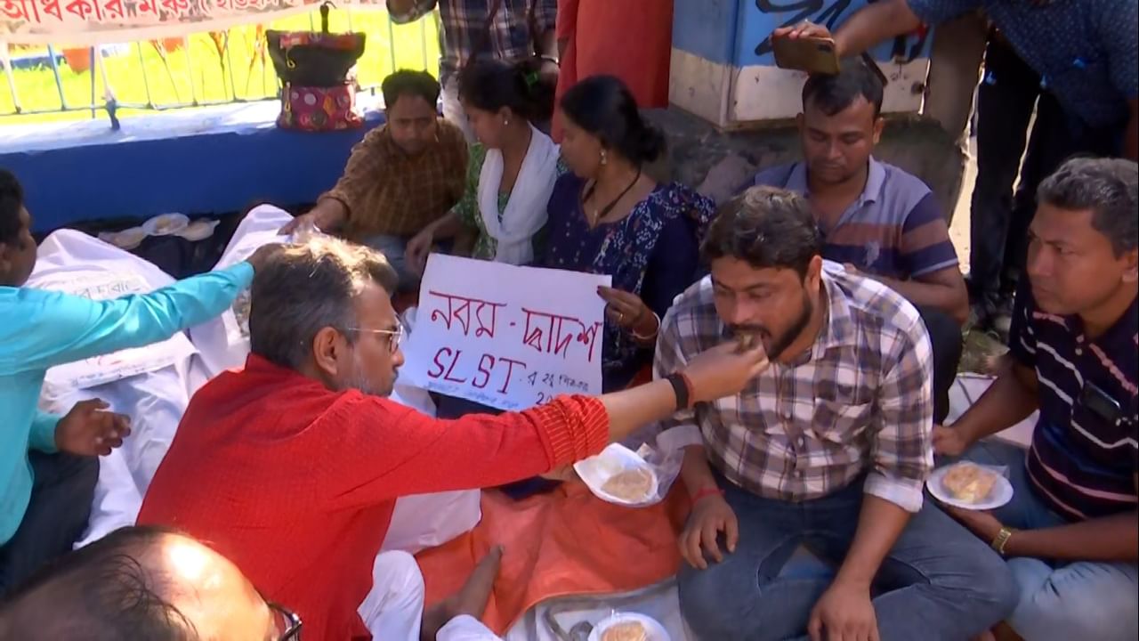 Job Seekers Protest: কাল কার্নিভাল, তাই ধর্নায় 'না' পুলিশের, 'বঞ্চিত'দের পাশে বসে ক্ষোভ উগরে দিলেন রুদ্রনীল-ভারতীরা