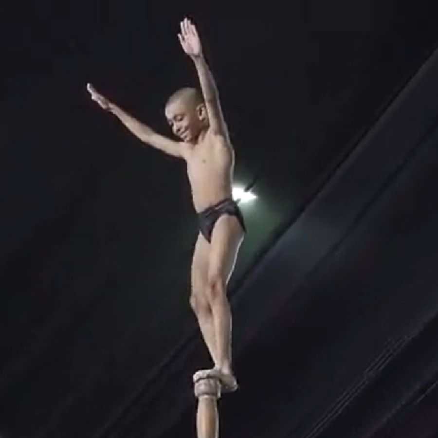 সৌরজিৎ জানায়, মল্লখম এমন এক ধরনের খেলা, যেখানে প্রচুর ধাপ রয়েছে। মল্লখম করার জন্য নমনীয় হতে হবে। তাই সে এই খেলা বেছে নিয়েছে। মল্লখমে জিমন্যাস্টিক্স, কুস্তি ও যোগব্যায়ম একত্রিত হয়। (ছবি-সাই মিডিয়া টুইটার)