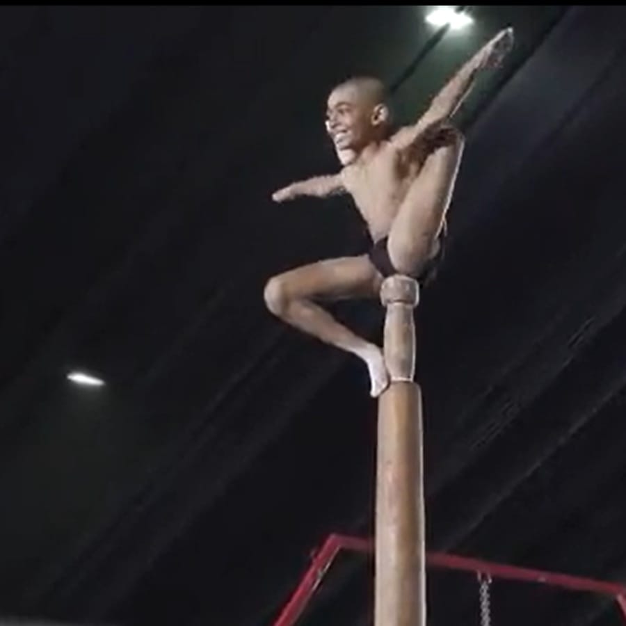 গুজরাতে চলতি জাতীয় গেমসে সোনা জিতে সকলকে চমকে দিয়েছে ১০ বছরের সৌরজিৎ খাইরে (Shauryajit Khaire)। মল্লখমের (Mallakhamb) সঙ্গে যুক্ত সৌরজিৎ। দিন কয়েক আগেই বাবাকে হারিয়েছে সৌরজিৎ খাইরে। তার বাবার স্বপ্ন ছিল জাতীয় গেমস থেকে ছেলে সোনা পাবে। বাবার সেই স্বপ্ন পূরণ করেছে সৌরজিৎ। (ছবি-সাই মিডিয়া টুইটার)