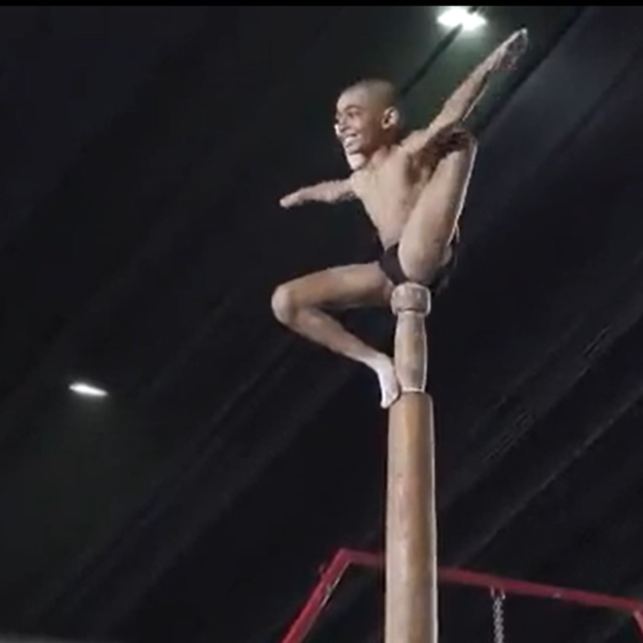 গুজরাতে চলতি জাতীয় গেমসে সোনা জিতে সকলকে চমকে দিয়েছে ১০ বছরের সৌরজিৎ খাইরে (Shauryajit Khaire)। মল্লখমের (Mallakhamb) সঙ্গে যুক্ত সৌরজিৎ। দিন কয়েক আগেই বাবাকে হারিয়েছে সৌরজিৎ খাইরে। তার বাবার স্বপ্ন ছিল জাতীয় গেমস থেকে ছেলে সোনা পাবে। বাবার সেই স্বপ্ন পূরণ করেছে সৌরজিৎ। (ছবি-সাই মিডিয়া টুইটার)