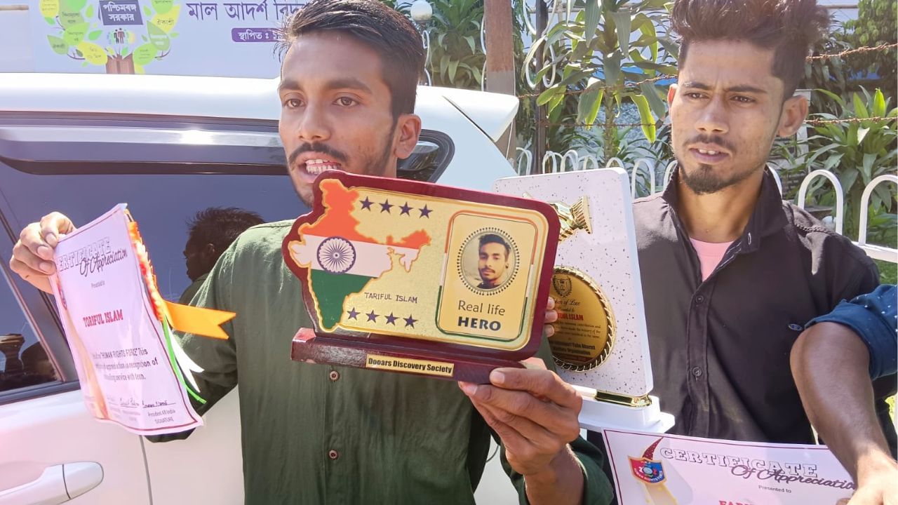 Malbazar: ঢুকতে দেওয়া হয়নি প্রথমে, নথি দেখিয়ে পরে মুখ্যমন্ত্রীর সভায় আমন্ত্রণ পেলেন মালবাজারের সেই দুই উদ্ধারকারী