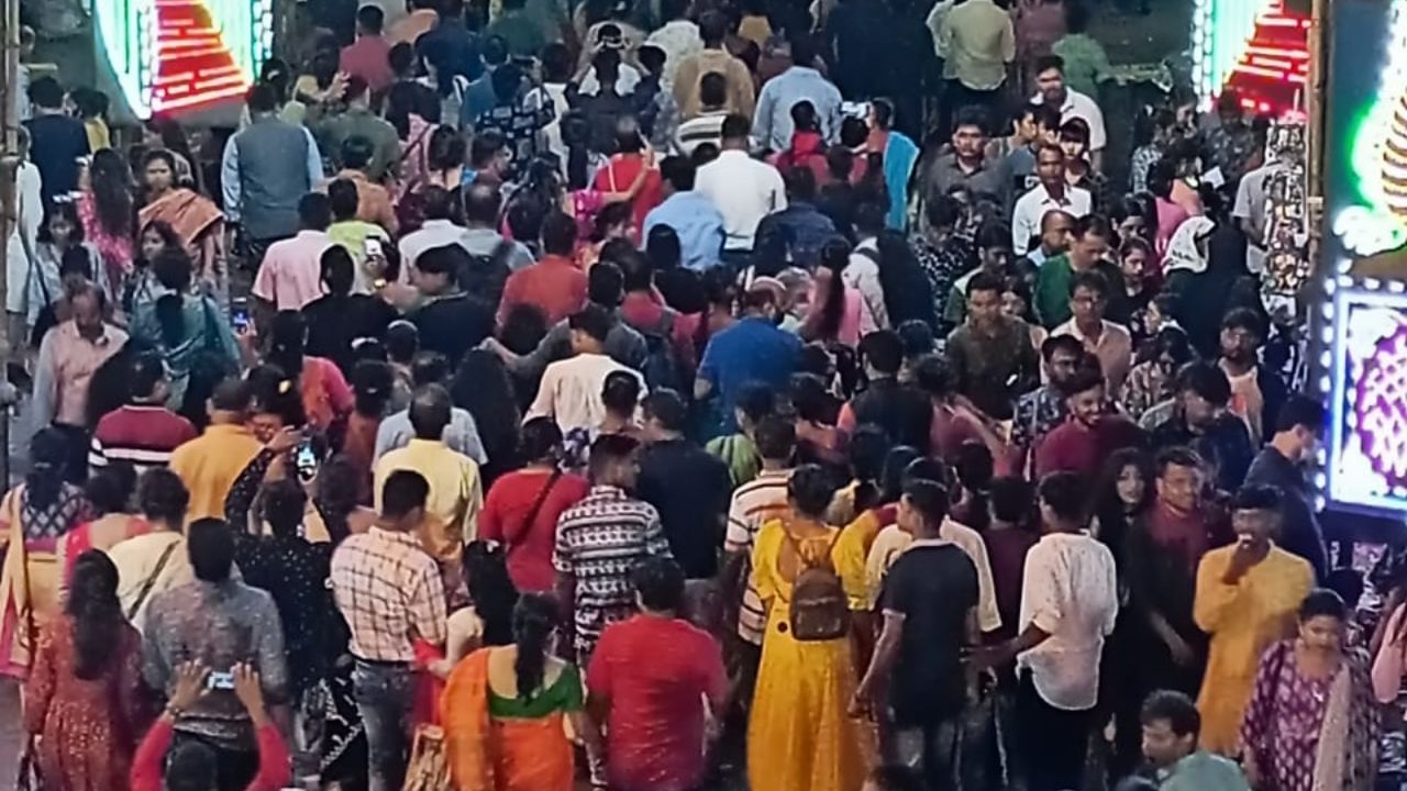 Durga Puja 2022: মহাষ্টমী সরগরম! কলকাতার সেরা পুজোগুলোয় দর্শনার্থীদের ঢল