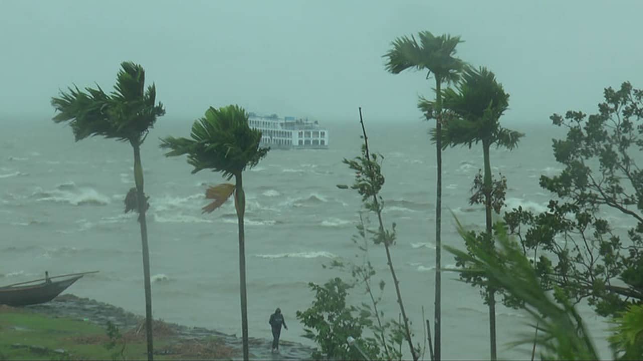 Sitrang in Bangladesh: শক্তি হারিয়ে নিম্নচাপে পরিণত সিত্রাং, ঘূর্ণিঝড়ের কাঁটা দূর হতেই বিপন্মুক্ত বাংলাদেশ