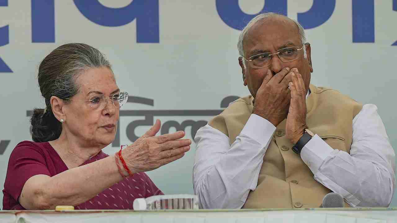 Sonia Gandhi: 'স্বস্তিবোধ করছি...', ২৩ বছরের যাত্রা শেষে খাড়্গের হাতে ডুবন্ত কংগ্রেসের হাল তুলে দিলেন সনিয়া