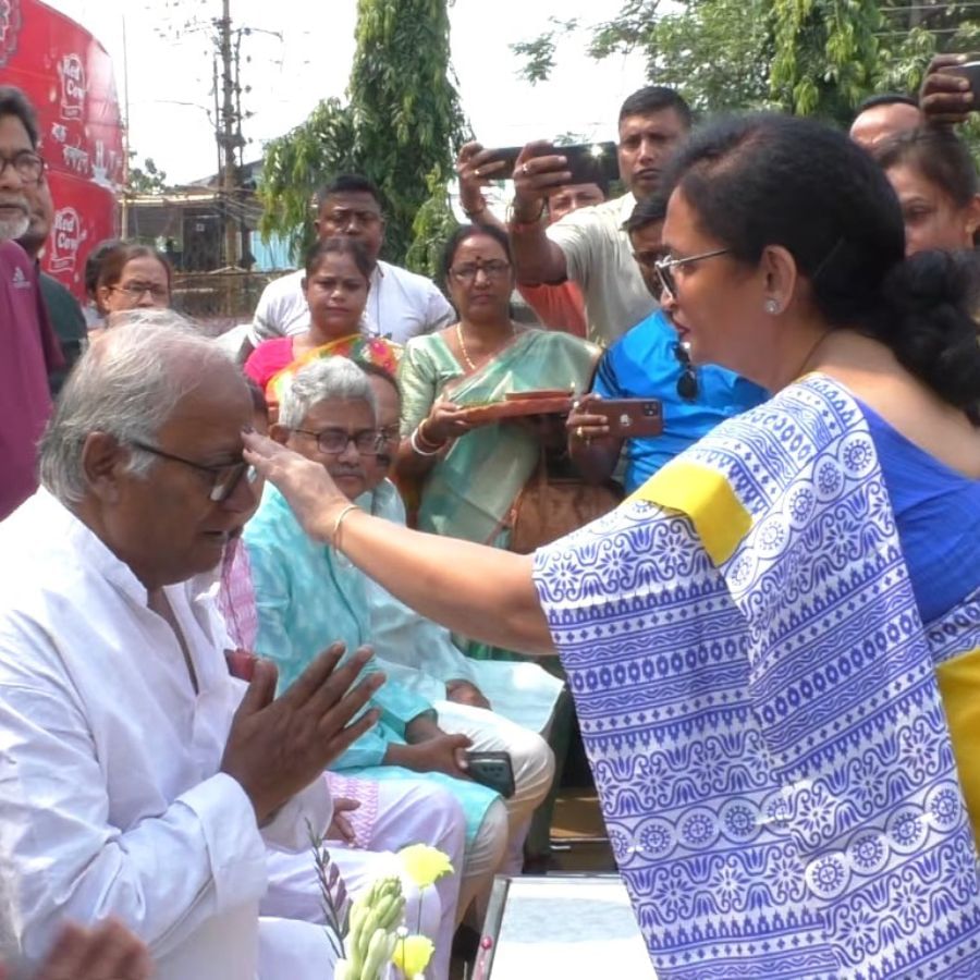 বর্ষীয়ান তৃণমূল সাংসদ সৌগত রায়কে এদিন ফোঁটা দিলেন চন্দ্রিমা ভট্টচার্য। পেলেন উপহারও।
