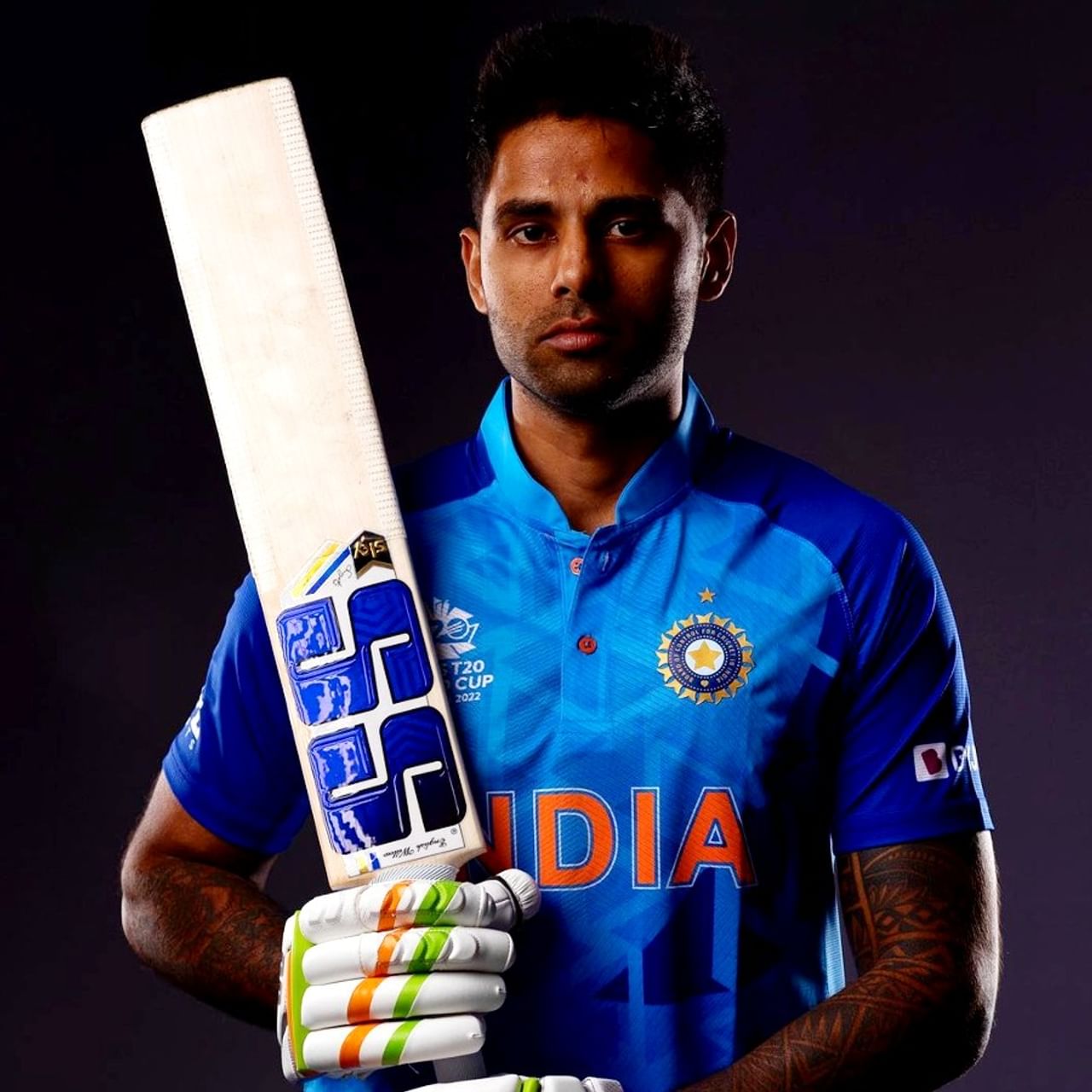 বিরাট কোহলির সঙ্গে জুটি বেঁধে নেদারল্যান্ডসের বিরুদ্ধে ম্যাচে দলকে জেতালেন। শেষ বলে ছয় হাঁকিয়ে অর্ধশতরান পূরণ করেন সূর্যকুমার যাদব। ৩২ বছরের সূর্য দারুণ সময়ের মধ্য দিয়ে যাচ্ছেন। এই সাফল্যের রহস্য কী? মিস্টার যাদব বলেছেন তাঁর 'জীবনের কোচ'এর কথা।(ছবি:ইনস্টাগ্রাম) 