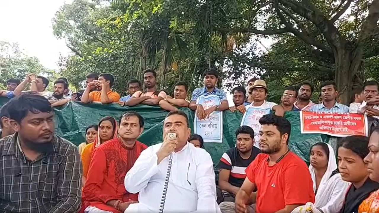 Suvendu Adhikari: নবমীর বিকেলে ধর্মতলার 'ধর্নাতলায়' শুভেন্দু, দেখা করলেন 'বঞ্চিত' চাকরিপ্রার্থীদের সঙ্গে