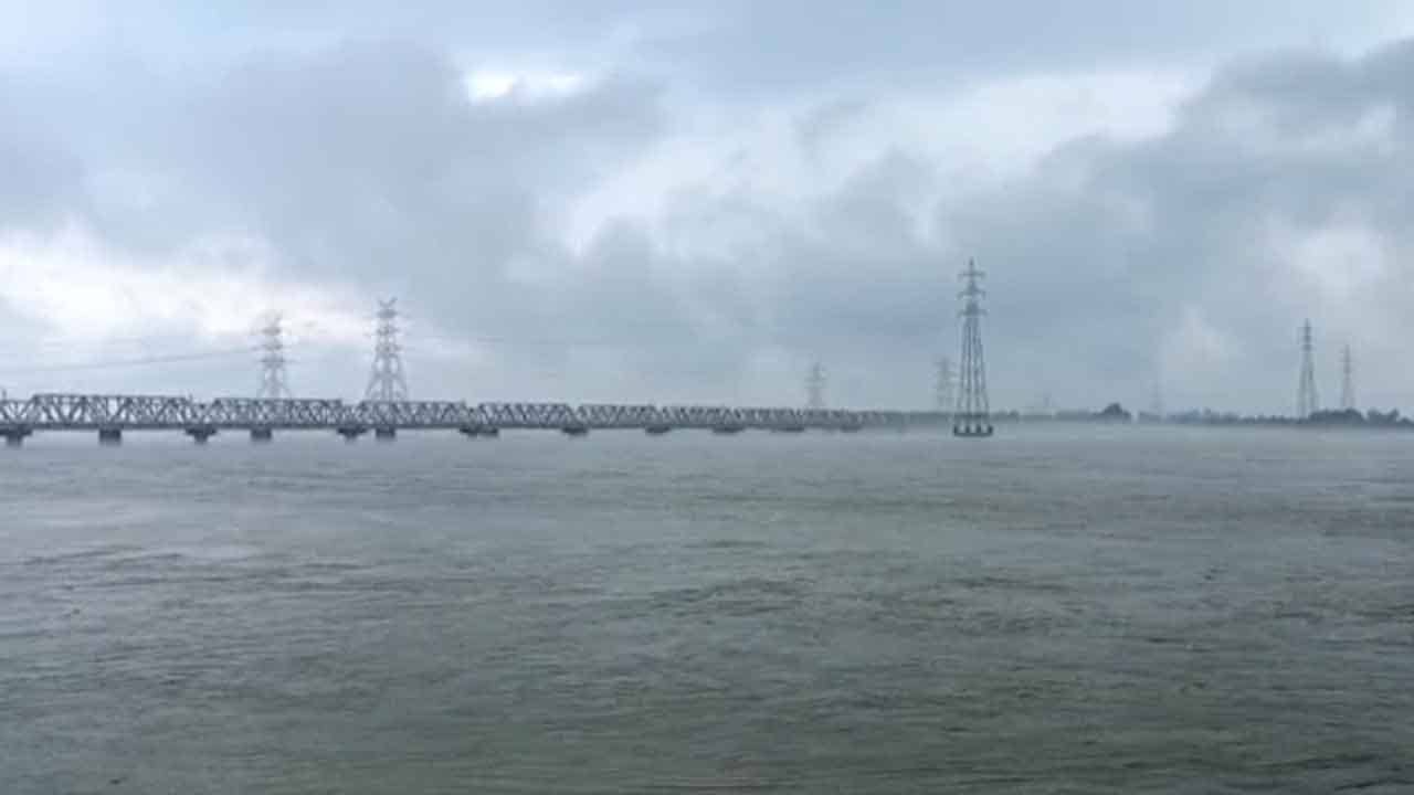 North Bengal Rain: বৃষ্টি বিধ্বস্ত সিকিম, হলুদ সতর্কতা জারি তিস্তায়, পর্যটক ঠাসা পাহাড় নিয়ে উদ্বিগ্ন প্রশাসন