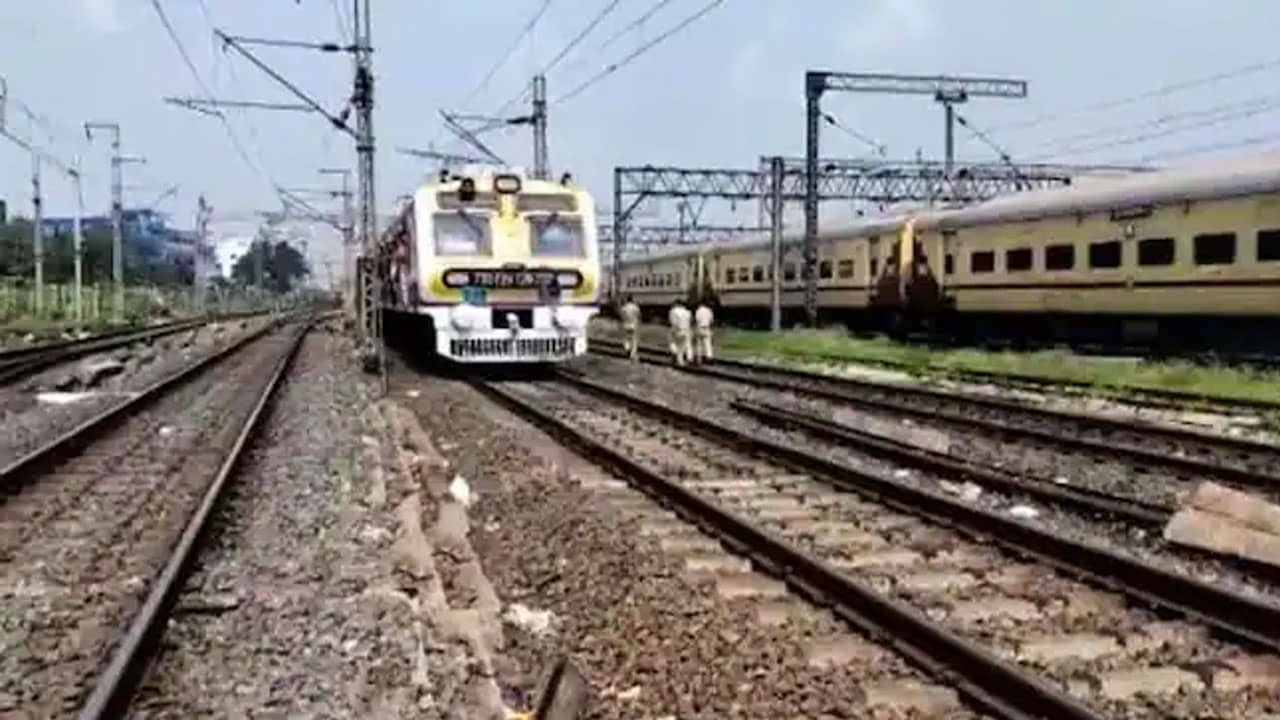Tikiapara Bomb Panic: টিকিয়াপাড়ায় রেল লাইনে বোমাতঙ্ক! ব্যাহত হাওড়া শাখার ট্রেন চলাচল
