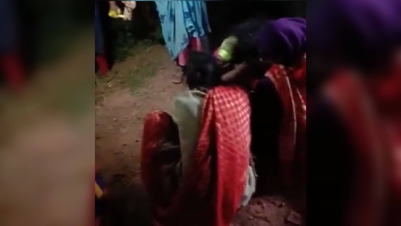 Madhya Pradesh News: থেমে গেল অ্যাম্বুলেন্সের চাকা, বাধ্য হয়ে রাস্তাতেই প্রসব করলেন মহিলা