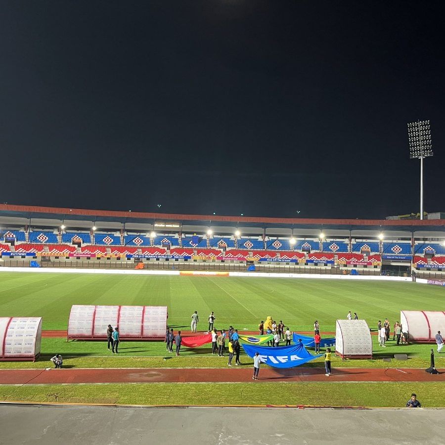 বিশ্বকাপের জন্য স্টেডিয়ামটিকে নতুনভাবে সাজানো হয়েছে। বদলে ফেলা হয়েছে স্ট্যান্ডগুলি। যদিও আসন সংখ্যা এখনও ১২ হাজার রয়েছে। মূল মাঠ ছাড়াও রয়েছে চারটি প্র্যাকটিস গ্রাউন্ড। ফিফার স্ট্যান্ডার্ড অনুযায়ী সবকটি মাঠ প্রাকৃতিক ঘাস দিয়ে তৈরি।(ছবি:টুইটার)    