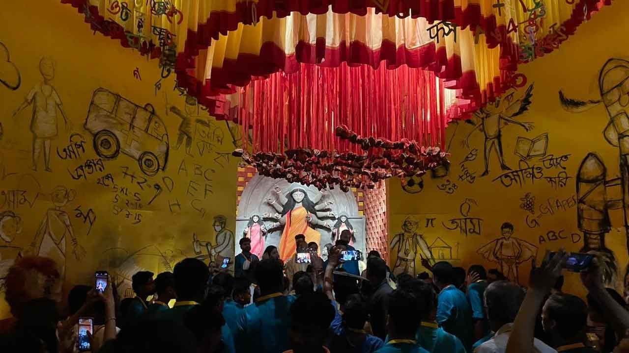 Khirdirpur Udayan Sangha Durga Puja 2022:  স্বপ্ন আকাশছোঁয়ার কিন্তু মাথায় ইটের বোঝা! খিদিরপুরের উদয়ন সঙ্ঘের পুজোতে গেলেই খুঁজে পাবেন ইটভাটার খুদেদের মনন