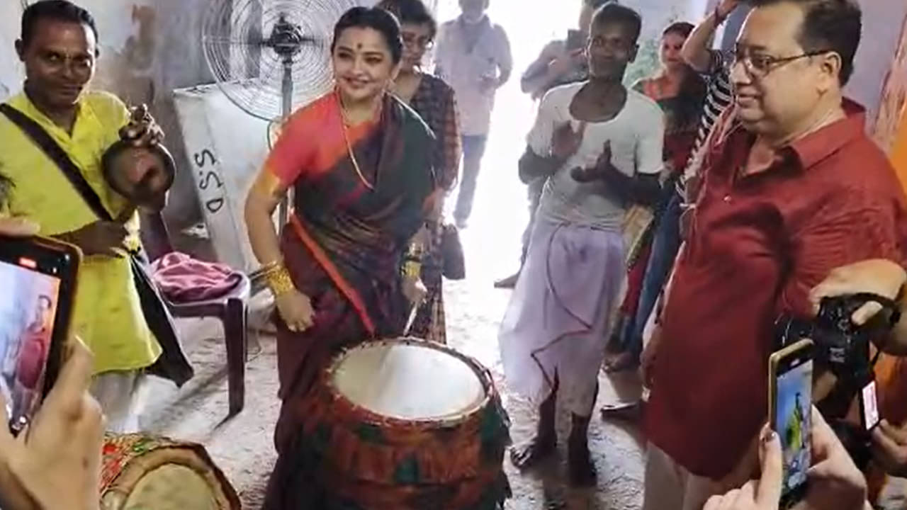 June Malia: মহিষাদল রাজবাড়িতে অন্য মেজাজে জুন, দিলেন অঞ্জলি, বাজালেন ঢাক