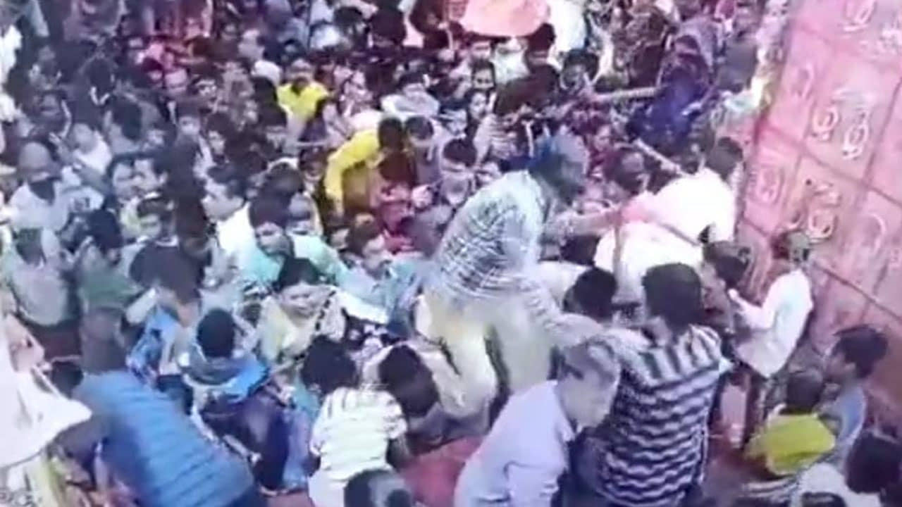 Haldia: লক্ষ্মণ শেঠের পুজোয় বিপত্তি, ভিড়ের চাপে আচমকা ভেঙে পড়ল মণ্ডপের সিঁড়ি